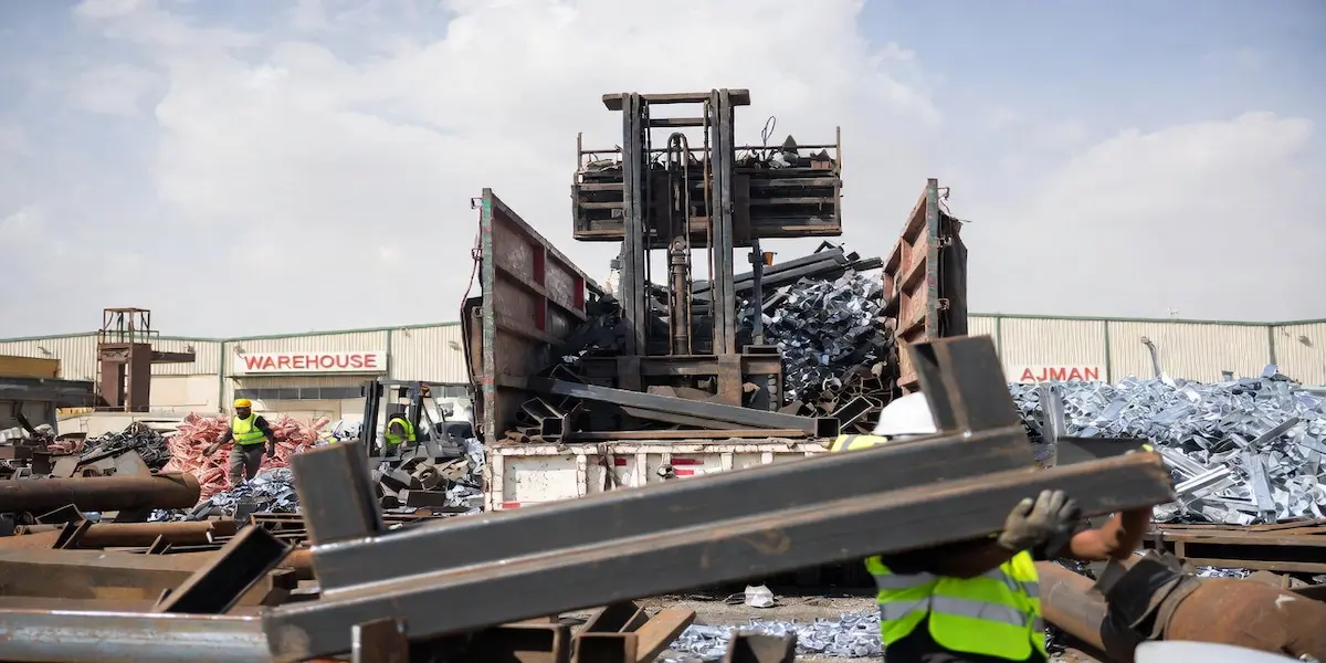 Scrap metal being loaded from Al Jurf factory Ajman — Raseen