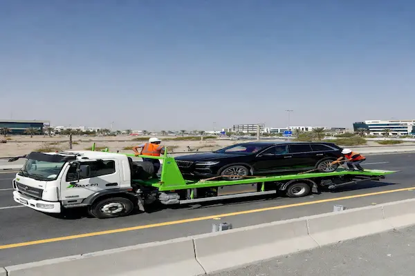 Car Recovery in Sharjah & Abu Dhabi - Raseen Guide 2026 Flatbed car recovery truck in Sharjah UAE
